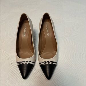 AEROSOLES Women's Black and Cream Leather Heels